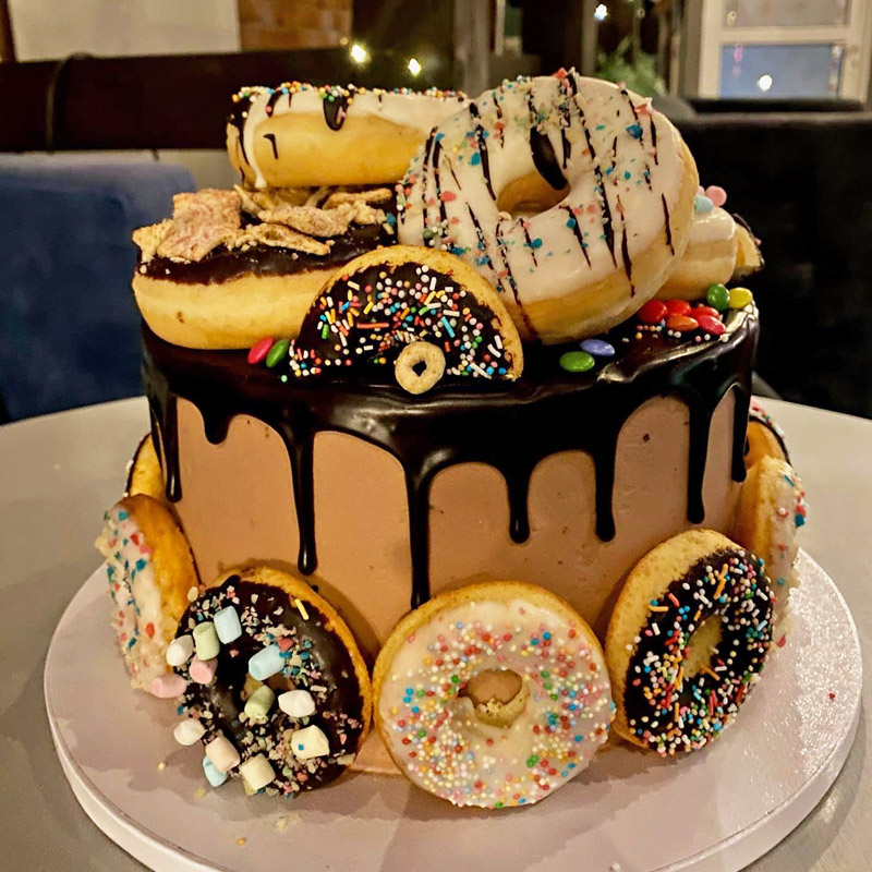 Tort urodzinowy donutowy